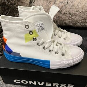 Converse High top size Men’s  6.5 / Women’s 8.5.